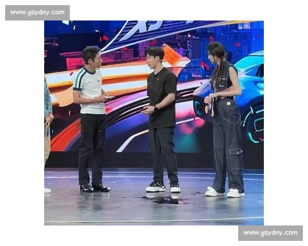 张博恒社媒晒银：路灯下的路，通向新周期